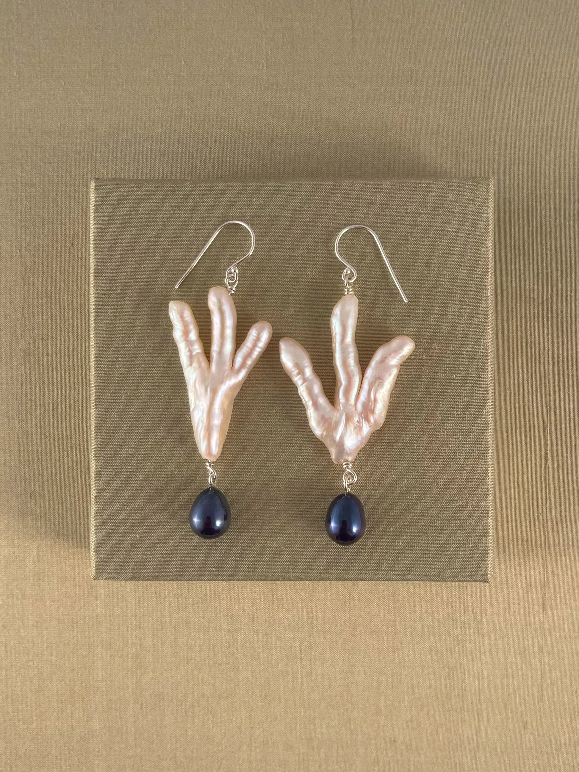 C -ET- C Dark Blue Claw Pearl Drop Earrings in Sterling Silver