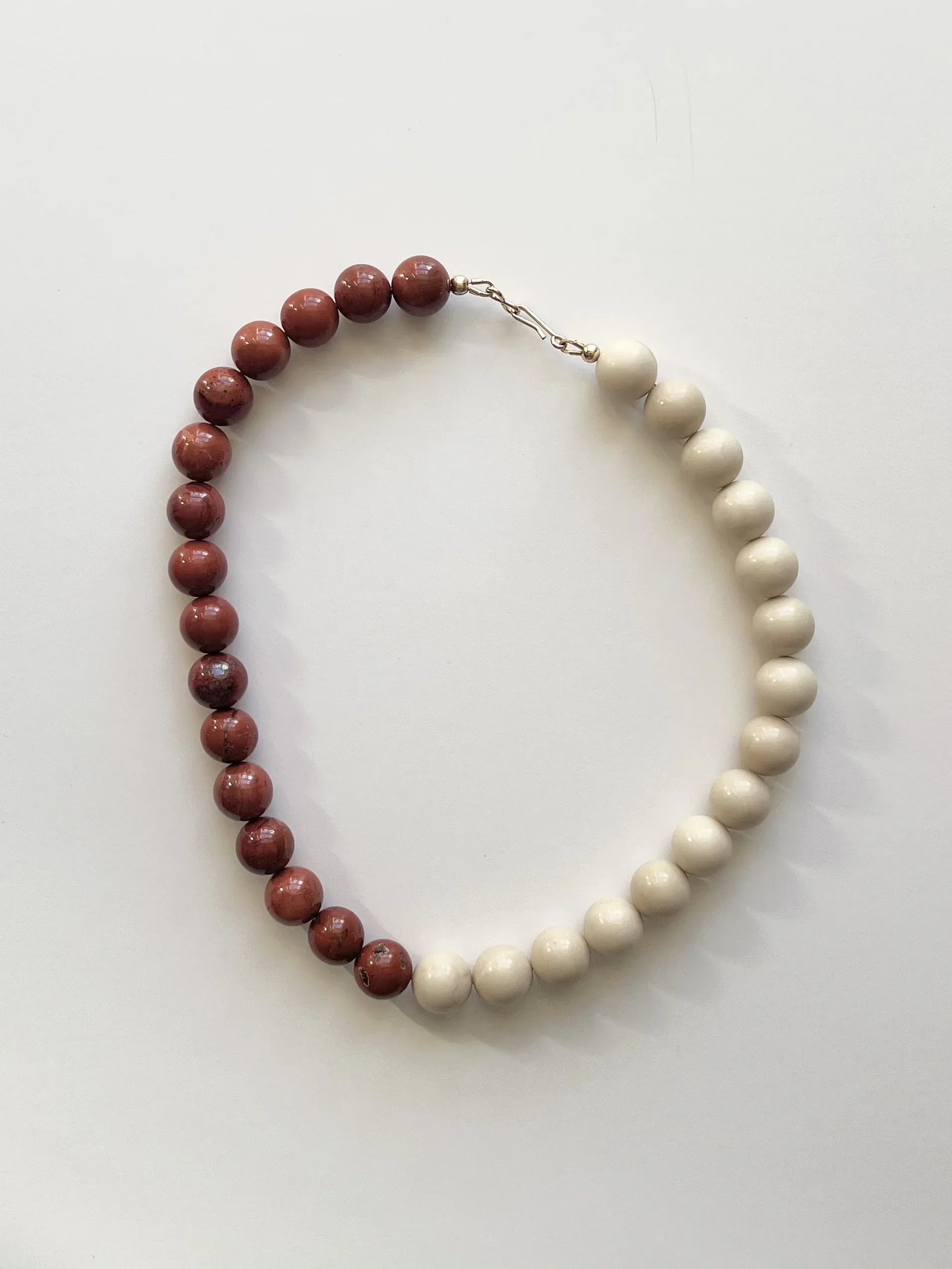 C -ET- C Delphi 007 - Red Jasper & Ivory Jade Beaded Necklace