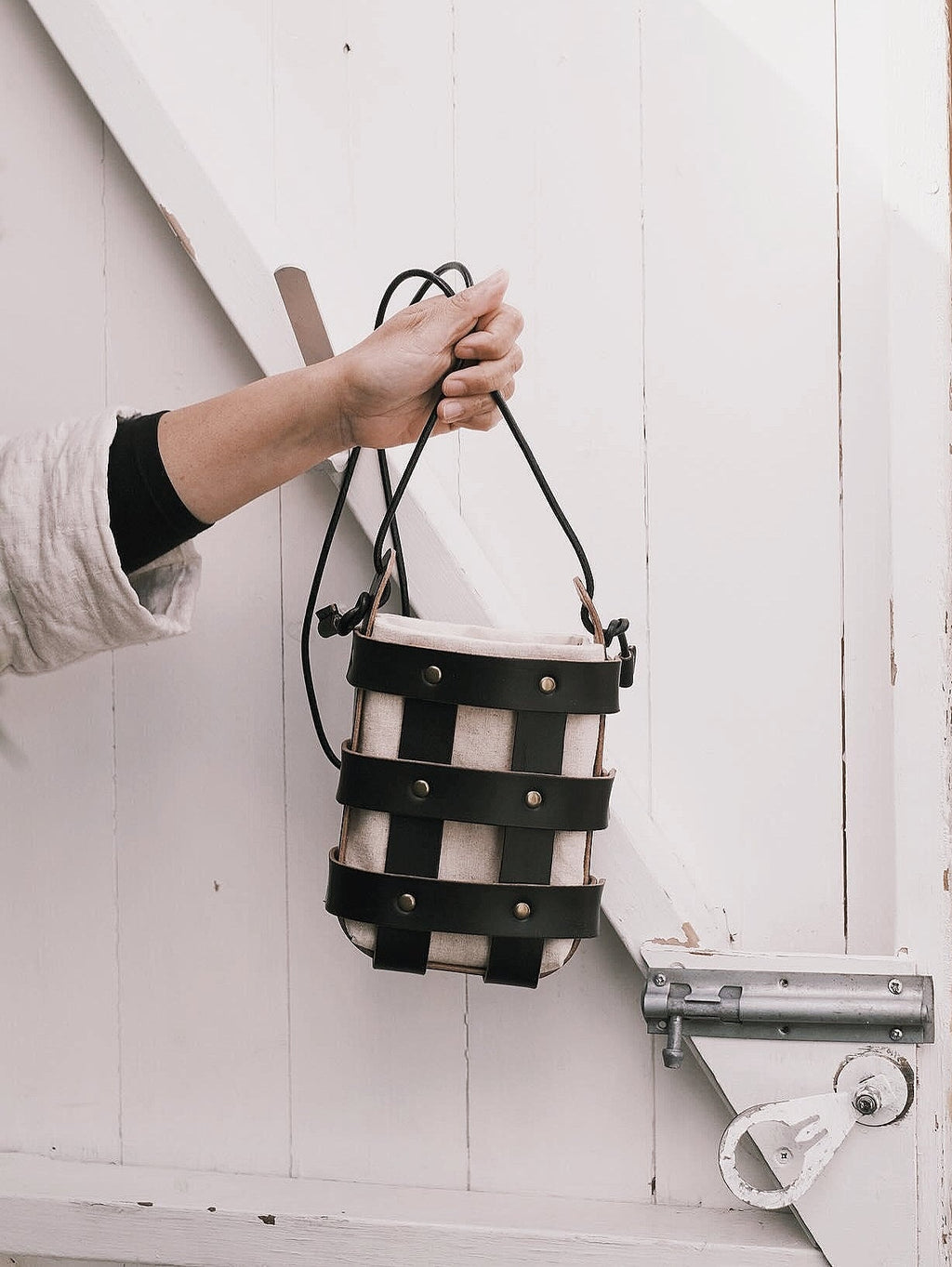 C -ET- C HANDBAG Leather Basket Bag in Black