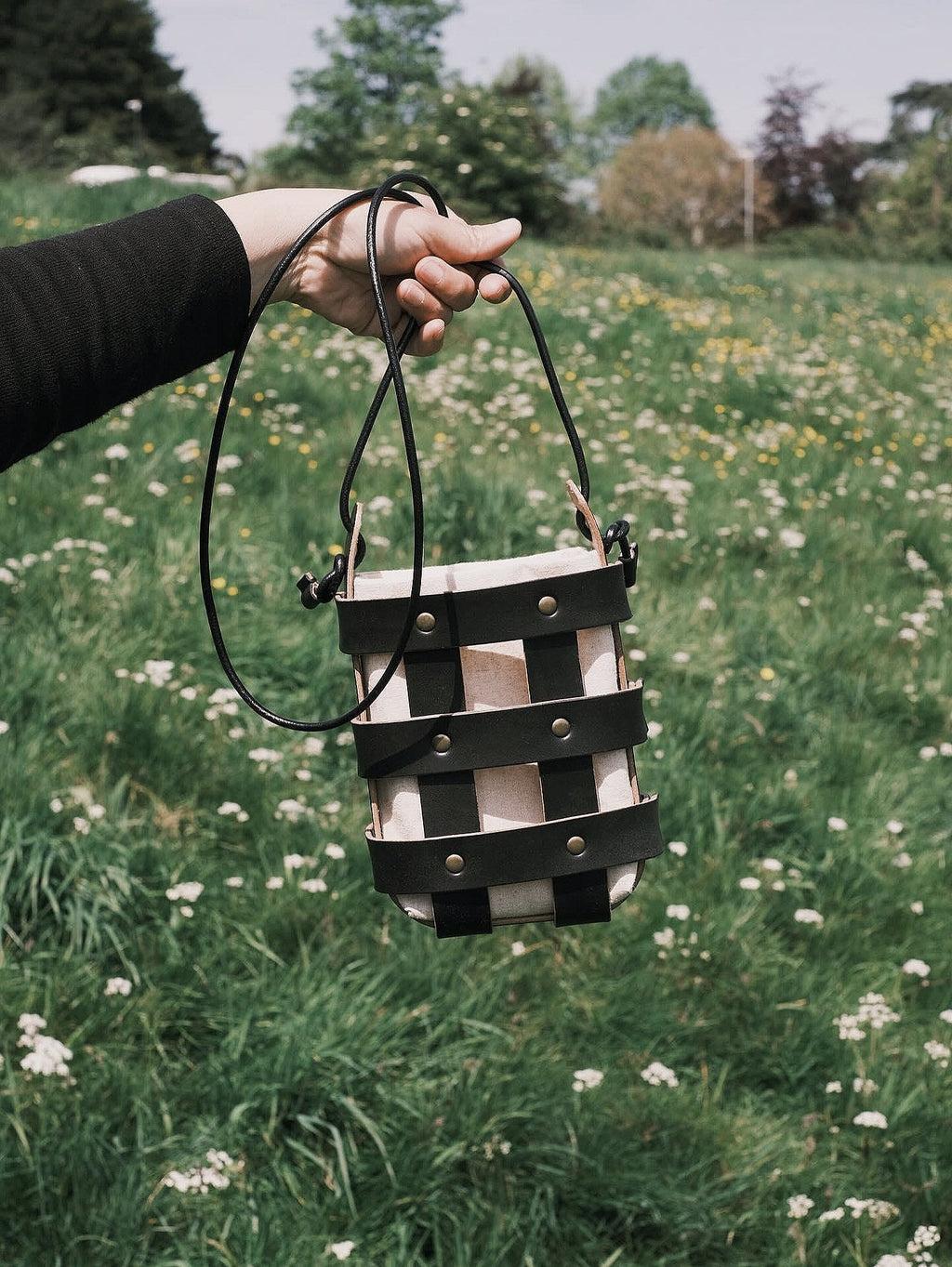 C -ET- C HANDBAG Leather Basket Bag in Black