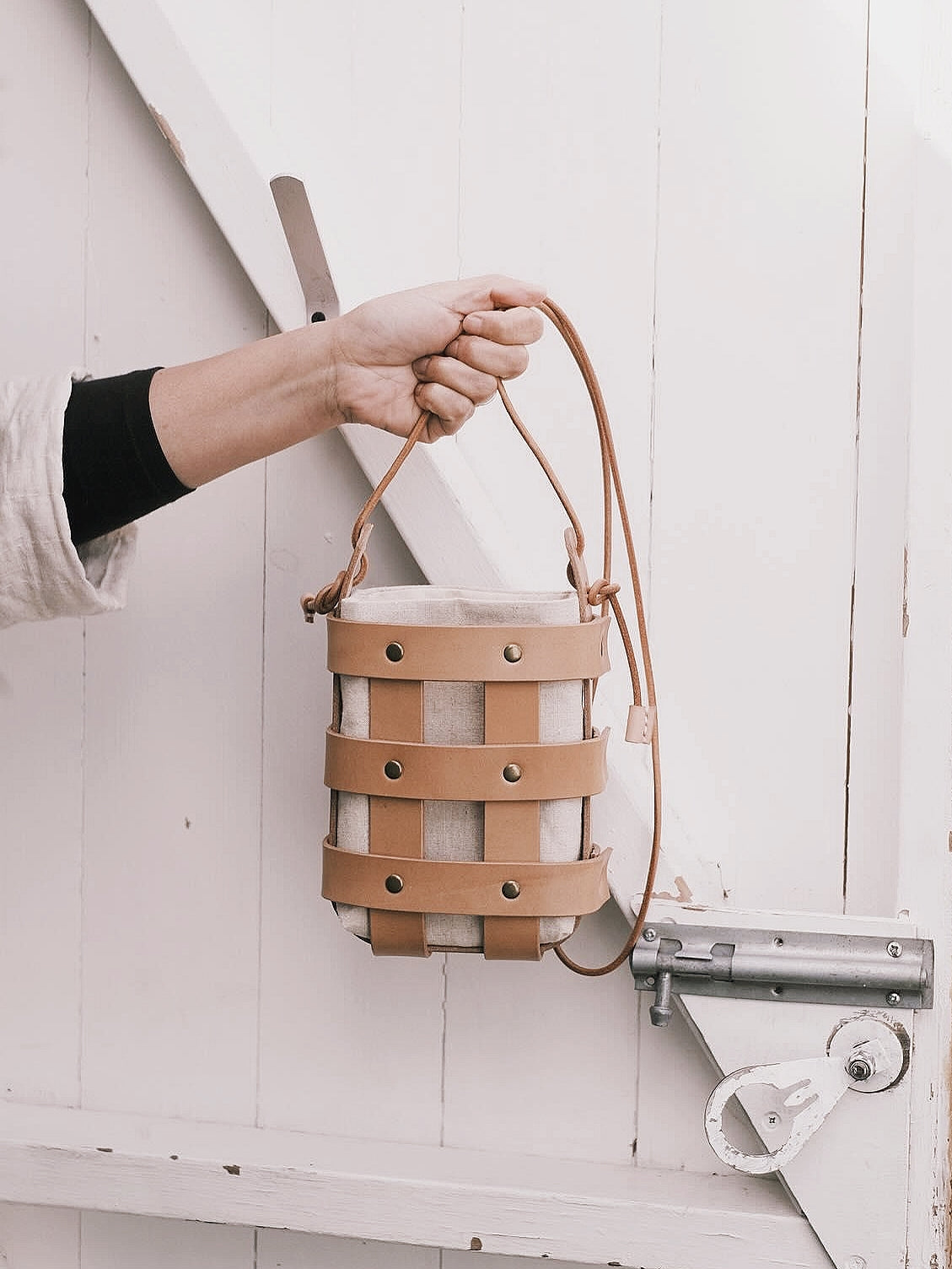 C -ET- C HANDBAG Leather Basket Bag in Natural