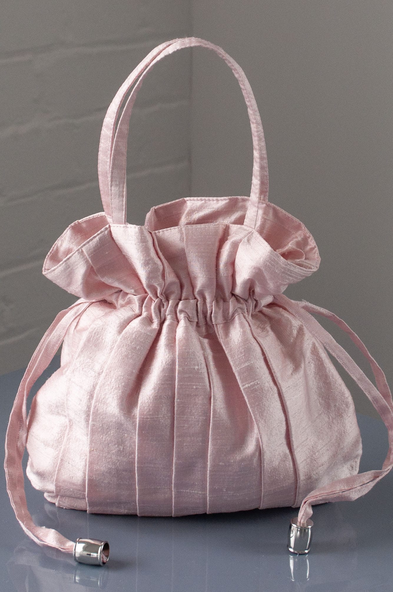 Dollis Goods Drawstring bag Occasion Bag in Baby Pink