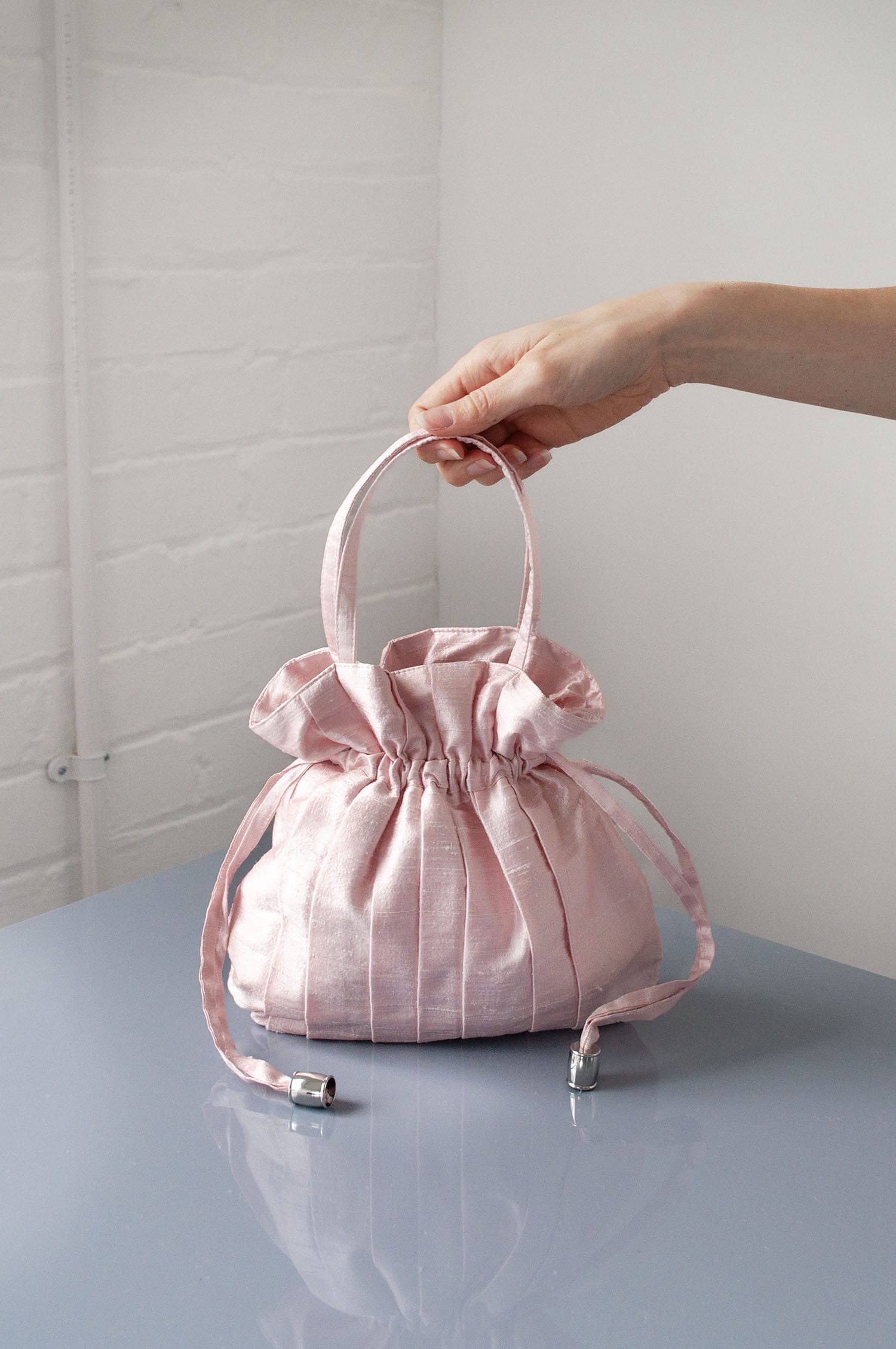 Dollis Goods Drawstring bag Occasion Bag in Baby Pink