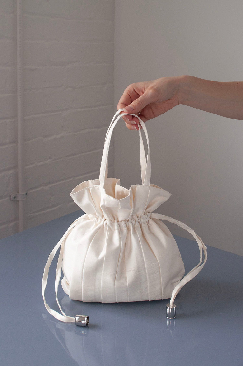 Dollis Goods Drawstring bag Occasion Bag in Ivory