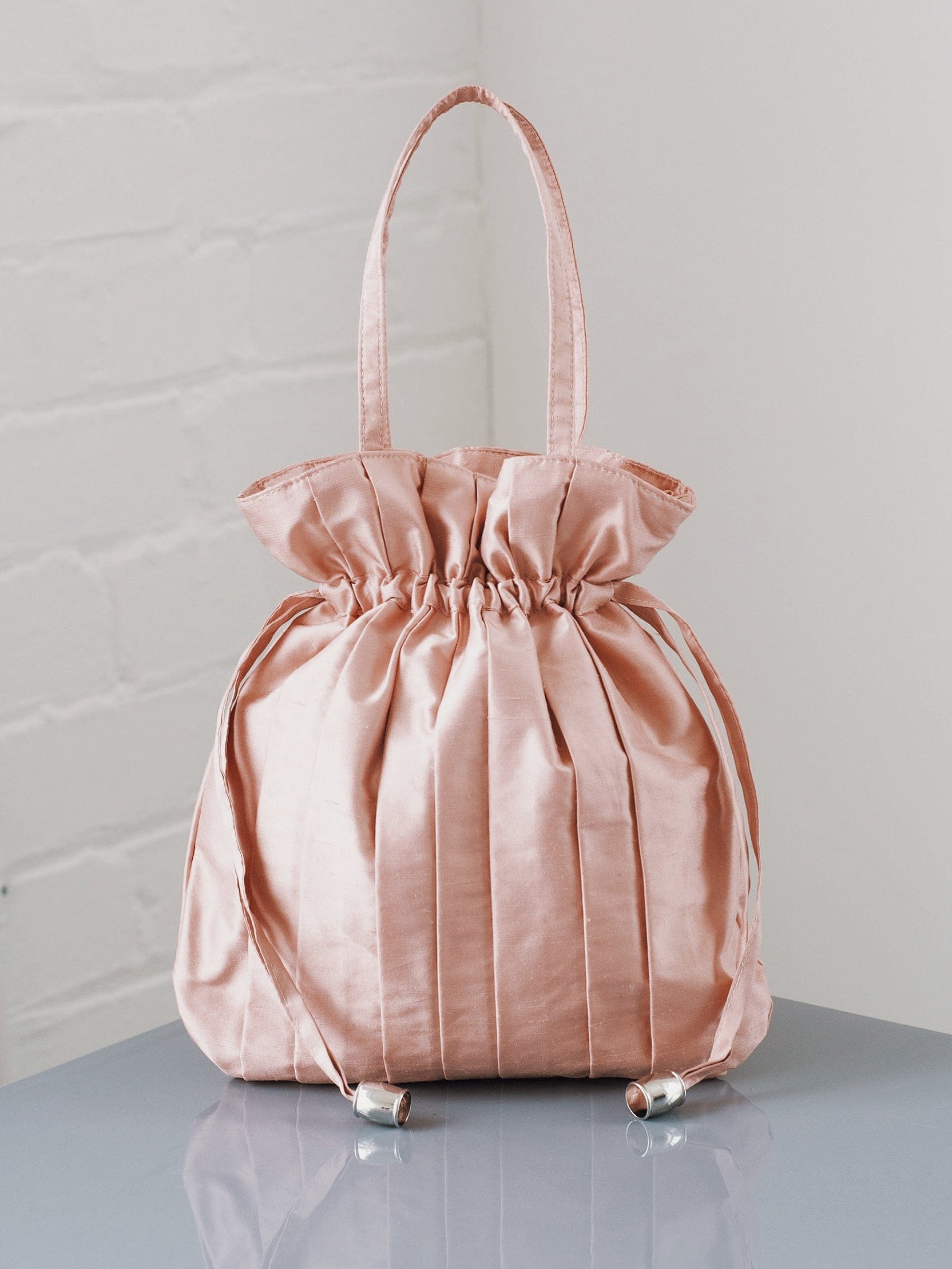Dollis Goods Drawstring bag Occasion Bag in Pink