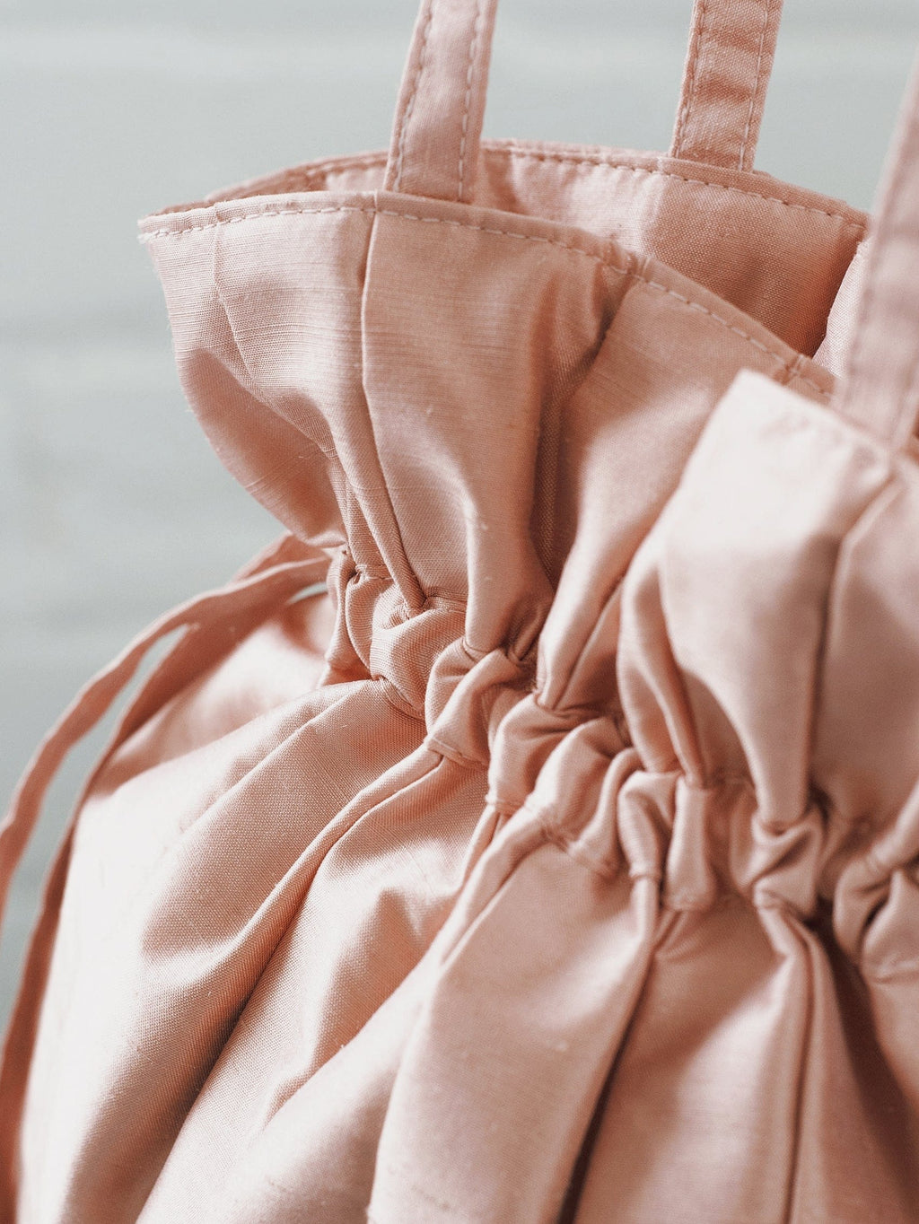 Dollis Goods Drawstring bag Occasion Bag in Pink
