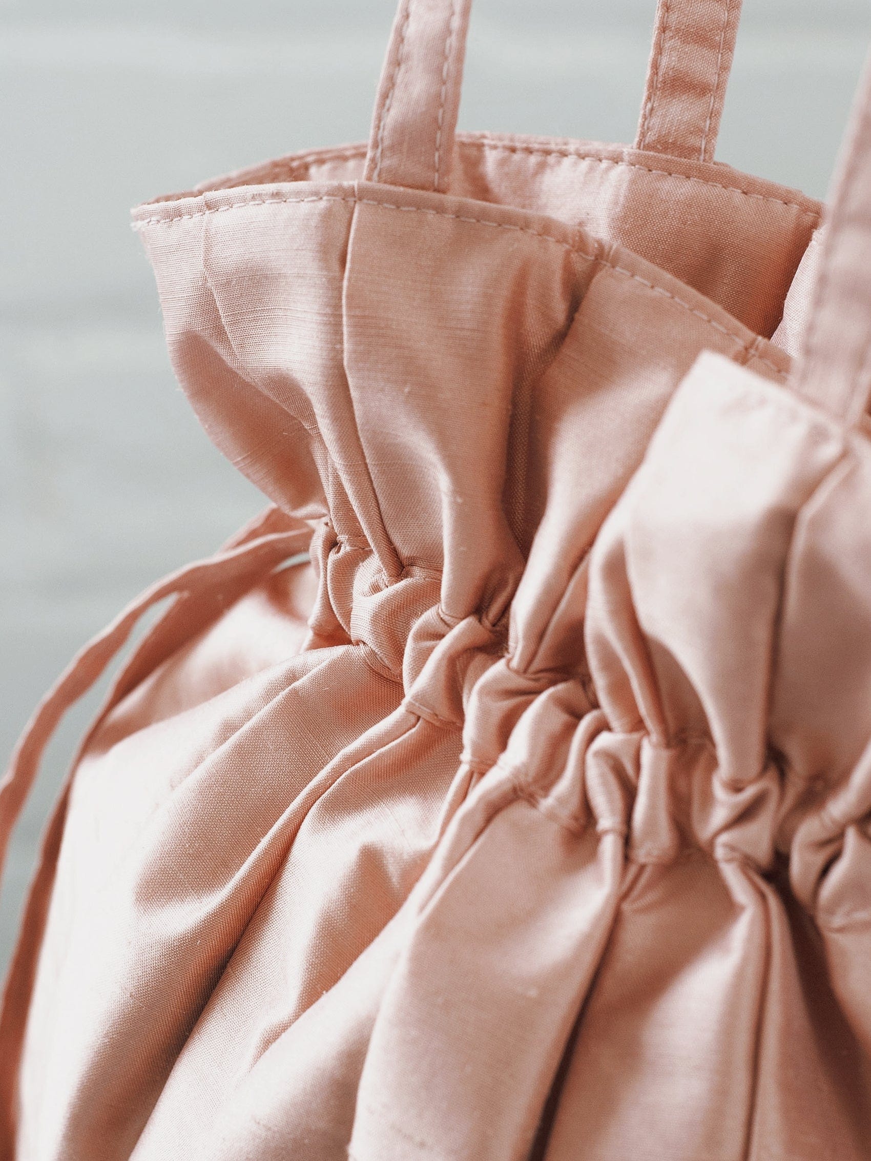 Dollis Goods Drawstring bag Occasion Bag in Pink