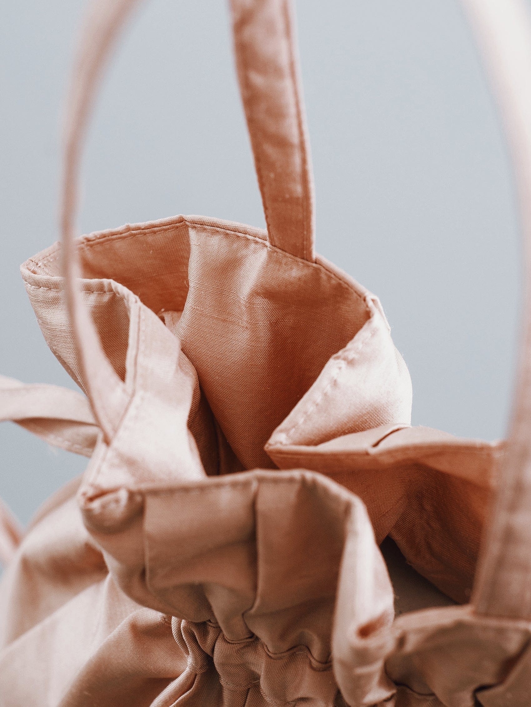 Dollis Goods Drawstring bag Occasion Bag in Pink